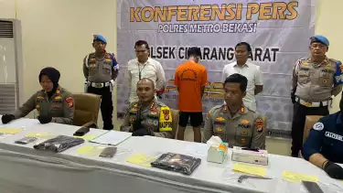 Seorang tukang cukur berinisial RA (29) tega menusuk rekan kerjanya sendiri, EP (26), hanya karena persoalan asmara.