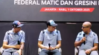 Direktur Pemasaran dan Komersial Gresini Racing Carlo Merlini (kanan) bersama pembalap Gresini Racing Alex Marquez (kiri) dan Fermin Aldeguer (tengah)