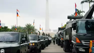 Sejumlah kendaraan alutsista TNI diparkir di kawasan Monas, Jakarta, sebagai bagian dari persiapan menjelang peringatan Hari Ulang Tahun Tentara Nasional Indonesia (TNI). Jakarta, Rabu (1/10/2025)