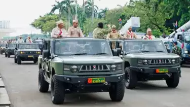 Sejumlah kendaraan alutsista TNI diparkir di kawasan Monas, Jakarta, sebagai bagian dari persiapan menjelang peringatan Hari Ulang Tahun Tentara Nasional Indonesia (TNI). Jakarta, Rabu (1/10/2025)
