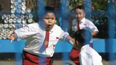 Aktivitas siswa Sekolah Dasar Negeri 01 Gedong, usai mengalami keracunan MBG kemarin, di SDN 01 Gedong, Pasar Rebo, Jakarta Timur, Rabu (01/10/2025)