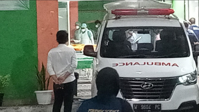 Jenasah Kelima Korban Ambruknya Musala Pondok Pesantren Al Khoziny Tiba di RS Siti Hajar Sidoarjo
