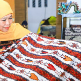 .Peringati Hari Batik Nasional 2025, Gubernur Khofifah Kenalkan Karya Wastra Batik Gerbang Baru Nusantara