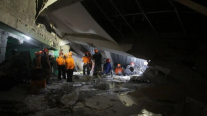 Detik-detik Menegangkan Tim SAR Merayap 3 Jam di Galian 60 Cm untuk Selamatkan Santri Ponpes Al Khoziny Sidoarjo