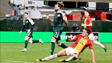 Dean James dan rekan-rekan curi poin penuh saat melawat ke markas Panathinaikos di Stadion Olimpiade Athena