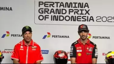 Pembalap Pertamina Enduro VR46 Racing Team Franco Morbidelli (kiri) bersama pembalap Ducati Lenovo Francesco Bagnaia (kanan)