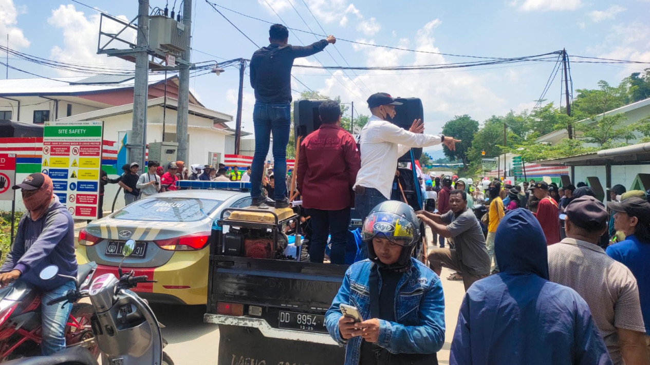 Belum Ada Kejelasan Ganti Rugi, Warga Gowa Geruduk Proyek Strategis Nasional Bendungan Je'nelata
            - galeri foto