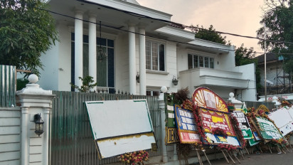Kondisi Terkini Rumah Uya Kuya di Jaktim Pasca Dijarah Massa Sebulan Lalu, Karangan Bunga Masih Berjejer di Depan Gerbang