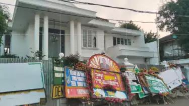 Rumah Uya Kuya Mulai Diperbaiki Pasca Dijarah Massa Sebulan Lalu