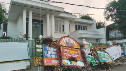 Rumah Uya Kuya Mulai Diperbaiki Pasca Dijarah Massa Sebulan Lalu