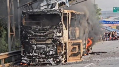 Detik-detik Bus Damri Terbakar di Tol JORR, Penumpang Panik Berhamburan!
