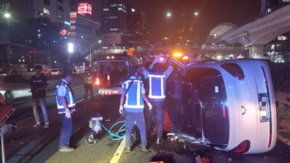 Mobil Listrik Alami Kecelakaan Tunggal Hingga Terguling di Tol Dalam Kota, Sopir Luka-Luka