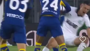Jay Idzes sempat mendapat tekel keras saat Sassuolo menghadapi Hellas Verona dini hari tadi.