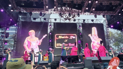 Kolaborasi Ras Terkuat di Bumi, Mother Bank dan Nasida Ria Tampil Hibur Penonton District Stage di Synchronize 2025 Hari Kedua