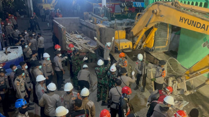 Personel TNI-Polri Berjibaku Bersihkan Puing Reruntuhan Bangunan Ponpes Al Khoziny Sidoarjo