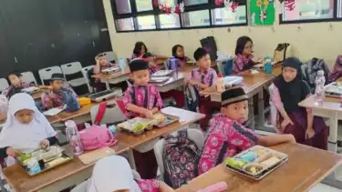 Ilustrasi siswa menyantap menu Makan Bergizi Gratis (MBG).
