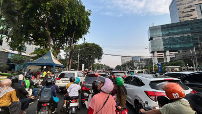 Ada HUT TNI ke-80 di Monas, Jalan Menuju Pintu Stasiun Gambir Macet Mengular