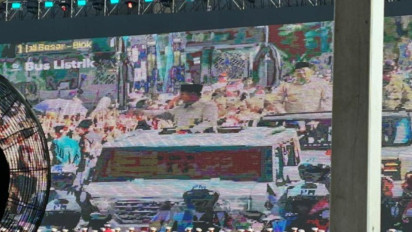 HUT ke-80 TNI: Warga Bersorak Sapa Prabowo dan Iring-iringan di Monas