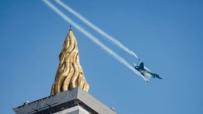 Langit Jakarta Bergemuruh! Atraksi Pesawat F-16 Hiasi HUT ke-80 TNI, Ribuan Warga Sorak Kagum
