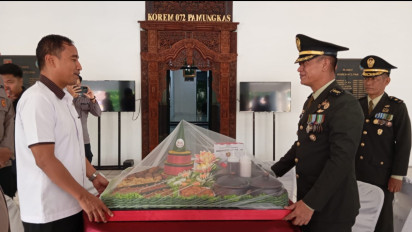 HUT ke-80 TNI, Polda DIY Berikan Tumpeng sebagai Ucapan Selamat kepada Korem 072 Pamungkas