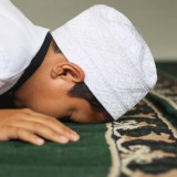 Kerap Membaca Doa dengan Bahasa Indonesia Saat Sujud, Ulama Jelaskan Hukumnya 