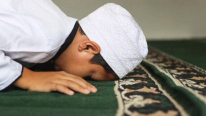 Sajadah Lembut dan Mahal Ternyata Dilarang untuk Shalat, Ustaz Adi Hidayat Ungkap Alasannya