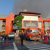 TNI-Polri Turun Tangan Bantu Pedagang Selamatkan Dagangan saat Kebakaran Hebat di Pasar Wonogiri