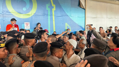 Aksi Saling Dorong Pedagang JPM Tanah Abang dengan Polisi Mau Geruduk Kantor Sarana Jaya