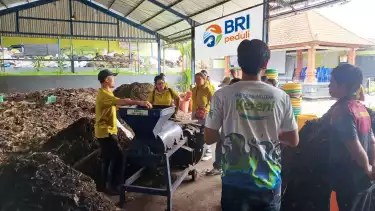 PT Bank Rakyat Indonesia (Persero) Tbk atau BRI terus melakukan berbagai inisiatif dalam mengatasi persoalan sampah melalui program-program yang secara nyata dapat membantu mengatasi masalah sampah.