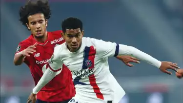 Ayyoub Bouaddi dan Senny Mayulu berduel saat Lille melawan PSG