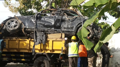 Sudah Jadi Rongsokan, Ternyata Mobil Mercedes-Benz Mewah Ringsek di Reruntuhan Ponpes Al Khoziny Sidoarjo Seharga…