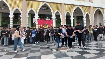 Keluarga Besar UII Yogyakarta Gelar Aksi Tabur Bunga, Desak Polisi Bebaskan Ratusan Aktivis termasuk Paul