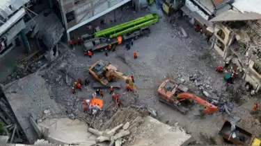Foto udara petugas mengevakuasi jenazah korban runtuhnya bangunan mushalla di Pondok Pesantren (Ponpes) Al Khoziny di Kecamatan Buduran, Sidoarjo, Jawa Timur, Senin (6/10).