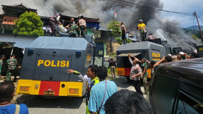 Mobil Rantis AWC Polri Bantu Padamkan Kebakaran di Jayapura Selatan