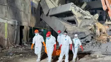 Petugas tim SAR gabungan mengevakuasi jenazah santri korban bangunan runtuh di Pesantren Al-Khoziny, Buduran, Kabupaten Sidoarjo, Jawa Timur, Senin (6/10) malam.