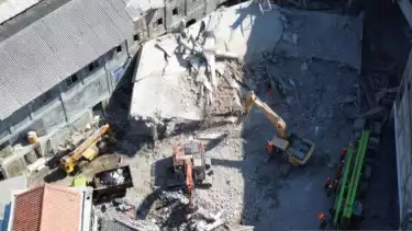 Gambar udara kondisi pengangkatan puing-puing bangunan tiga lantai Ponpes Al Khoziny yang runtuh menggunakan alat berat di Sidoarjo, Senin (6/10).