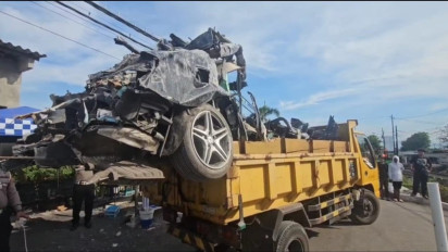 Segini Kisaran Harga Mobil Mewah yang Ringsek karena Tertimpa Bangunan Ponpes Al Khoziny di Jawa Timur