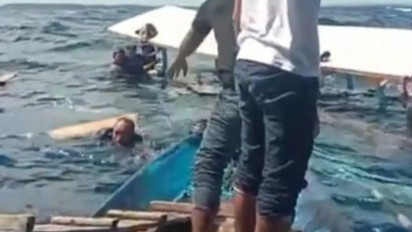 Viral Video Detik-Detik Perahu Tenggelam di Halmahera Utara, Belasan Penumpang Diselamatkan Warga yang Melintas