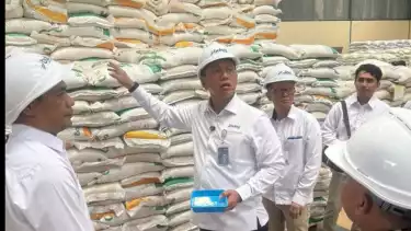 Direktur Utama Perum BULOG melakukan peninjauan ke gudang dan fasilitas reproses