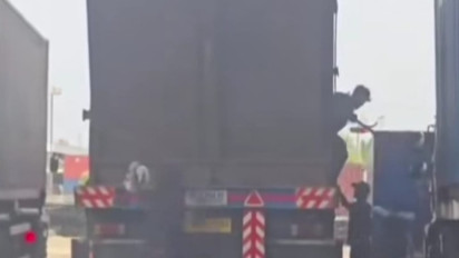 Beraksi di Siang Hari, Bajing Loncat Ambil Besi dari Truk Kontainer di Jakarta Utara