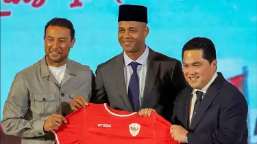 Patrick Kluivert dan Denny Landzaat saat diperkenalkan sebagai pelatih Timnas Indonesia