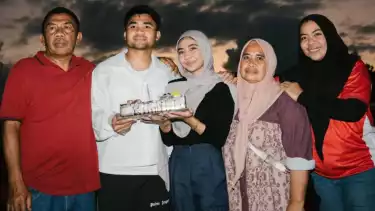Eks Kapten Timnas Indonesia Asnawi Mangkualam merayakan ulang tahun bersama keluarga