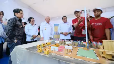 Menteri Ekonomi Kreatif (Ekraf), Teuku Riefky Harsya, mewakili Presiden RI Prabowo Subianto meresmikan Sekolah Garuda Transformasi di SMAN Banua, Banjarmasin, Kalimantan Selatan.