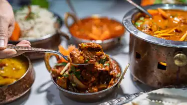 Ilustrasi Nasi Biryani dan Romantika Rempah India yang Kian Menggoda Lidah Indonesia, Fenomena Kuliner India yang Makin Diminati