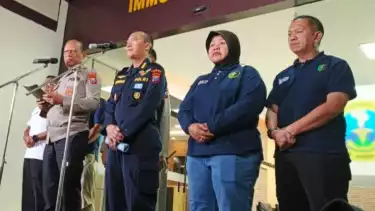 Polda Jatim saat menggelar konferensi pers proses hukum terkait ambruknya Ponpes Al Khoziny di Surabaya, Rabu malam (8/10/2025).