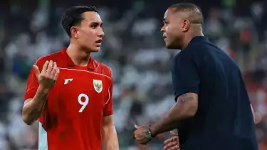 Pemain Timnas Indonesia Miliano Jonathans dan pelatih Patrick Kluivert