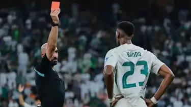 Wasit Ahmad Al Ali mengartu merah Mohamed Kanno dalam laga Arab Saudi kontra Timnas Indonesia