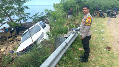 Hilang Kendali, Sebuah Minibus di Majene Alami Kecelakaan Hingga Keluar Pembatas Jalan