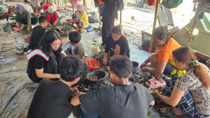 Anak-Anak Laut Kalibaru, Jakarta Utara: Menyelam di Air Keruh, Mengais Hidup dari Kerang Demi Keluarga