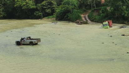 Jembatan Putus Sejak 2011, Warga Desa Lubuk Silandak Bengkulu Terjang Derasnya Air Sungai untuk Melintas